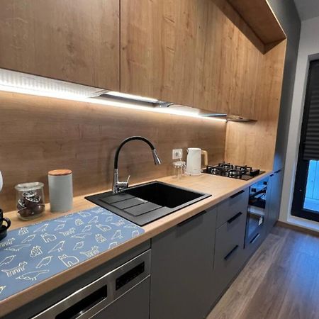 High-Rise Luxury Apartment With Free Parking Bukares Bagian luar foto