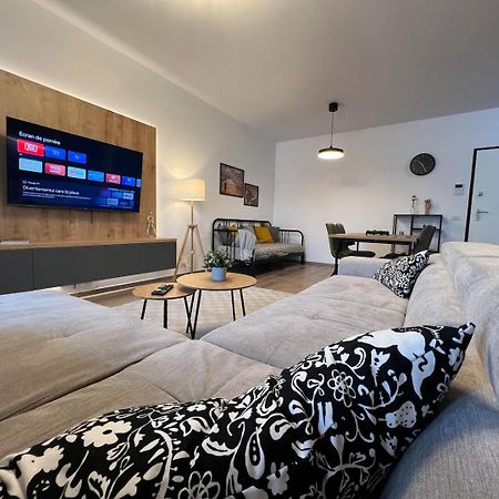 High-Rise Luxury Apartment With Free Parking Bukares Bagian luar foto