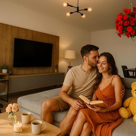 High-Rise Luxury Apartment With Free Parking Bukares Bagian luar foto