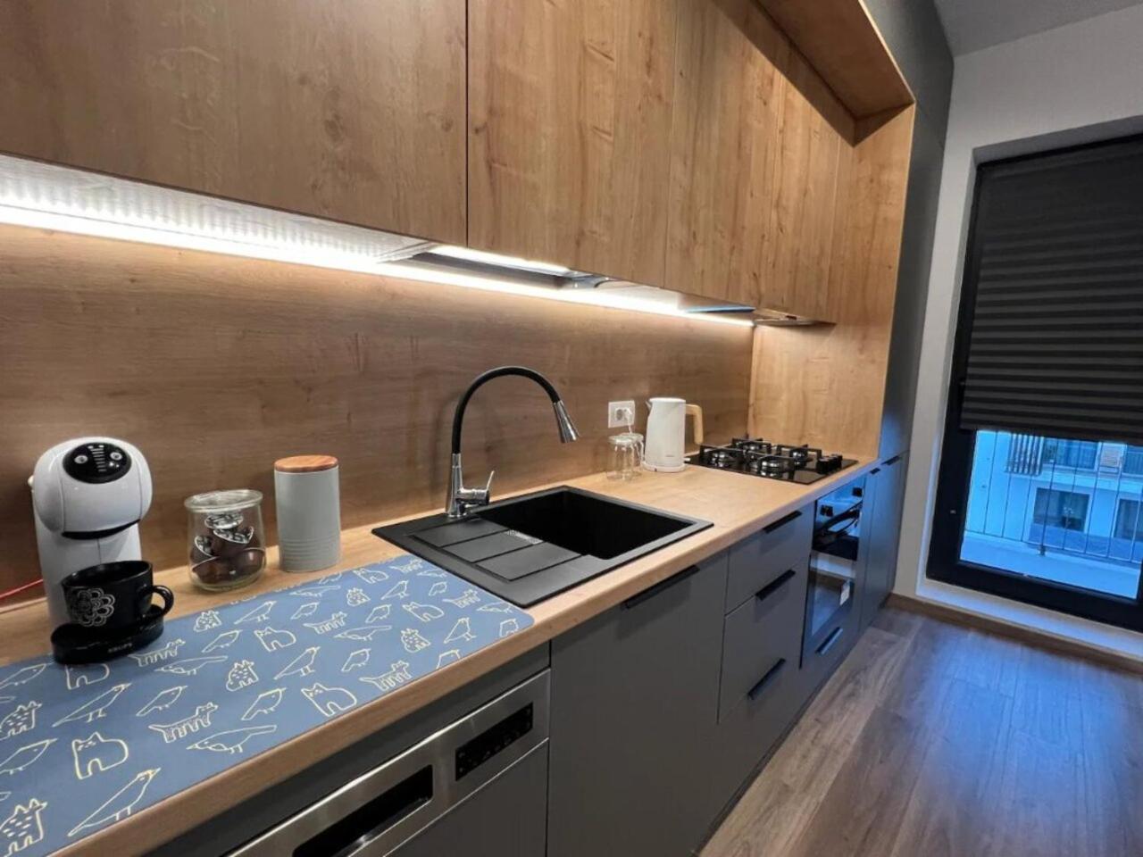 High-Rise Luxury Apartment With Free Parking Bukares Bagian luar foto