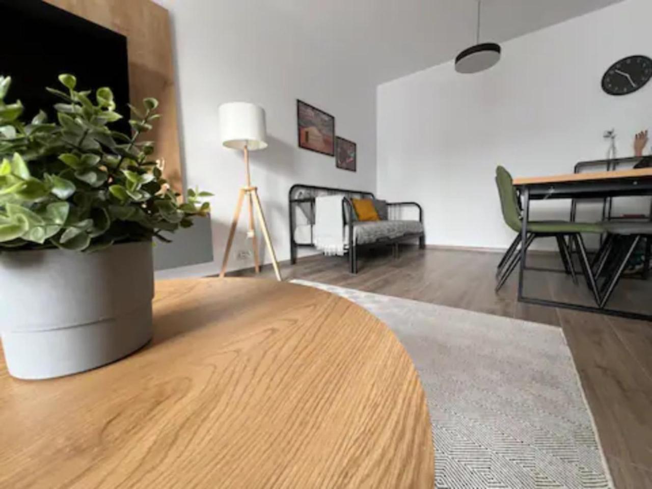 High-Rise Luxury Apartment With Free Parking Bukares Bagian luar foto