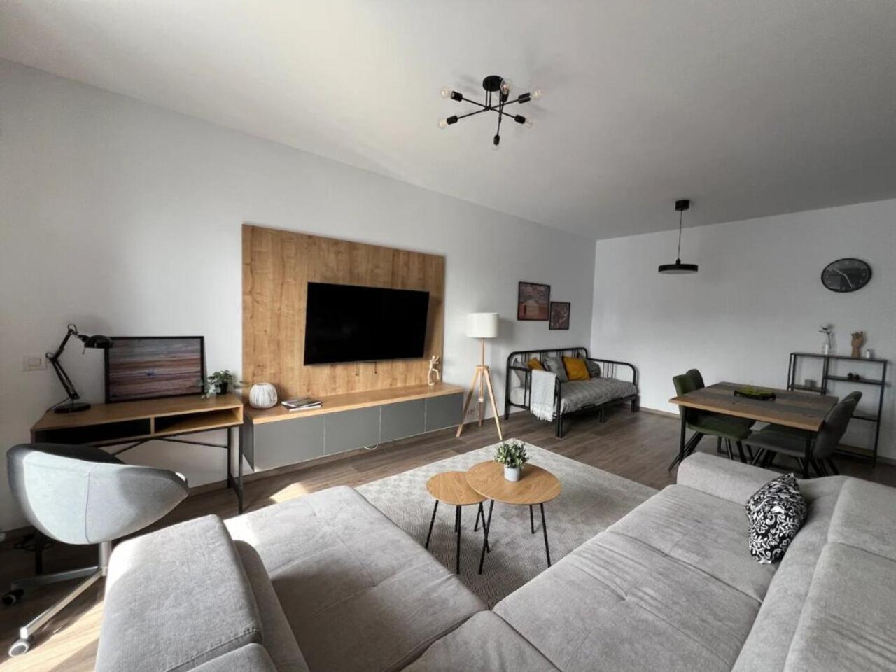 High-Rise Luxury Apartment With Free Parking Bukares Bagian luar foto