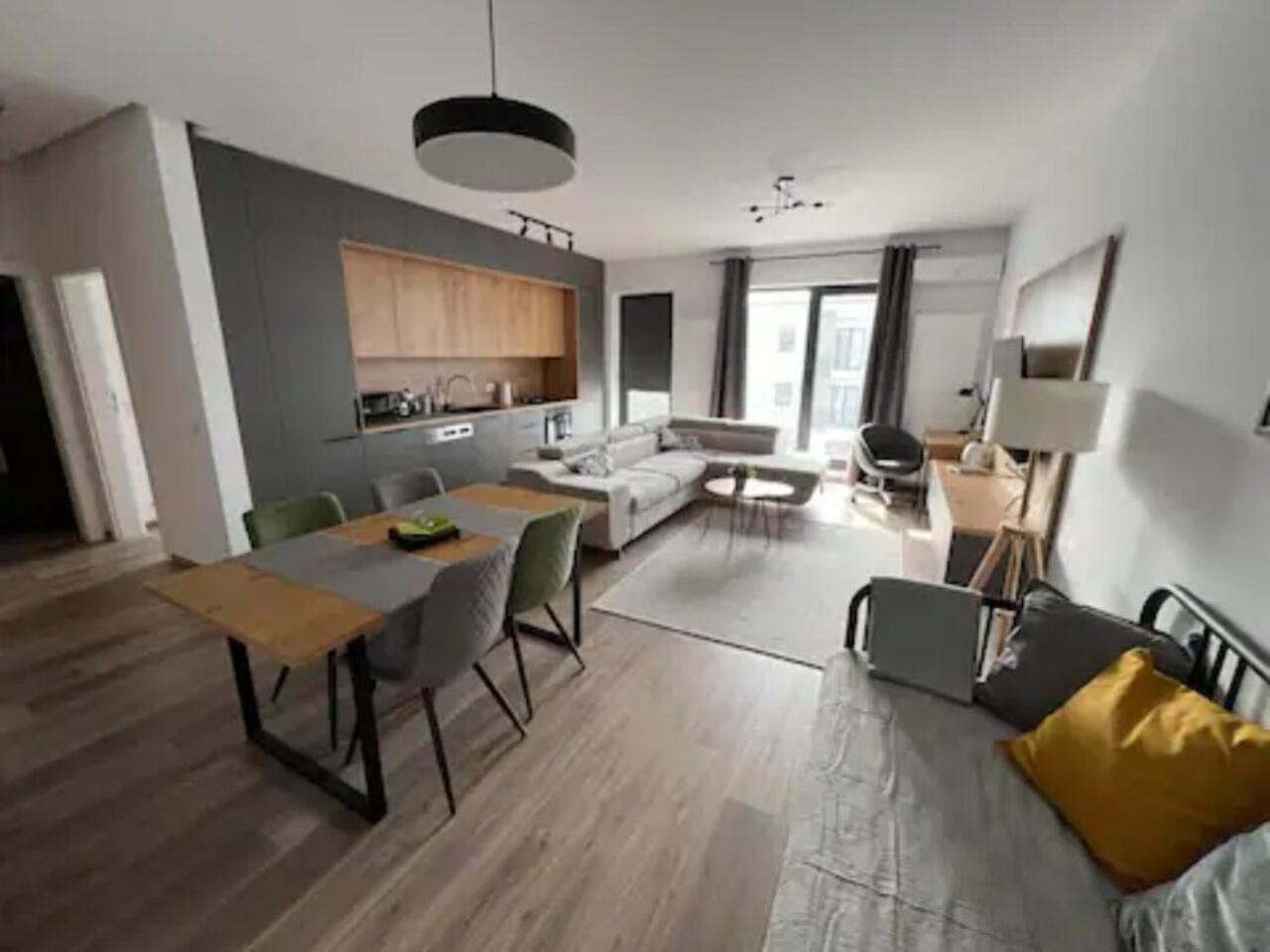 High-Rise Luxury Apartment With Free Parking Bukares Bagian luar foto