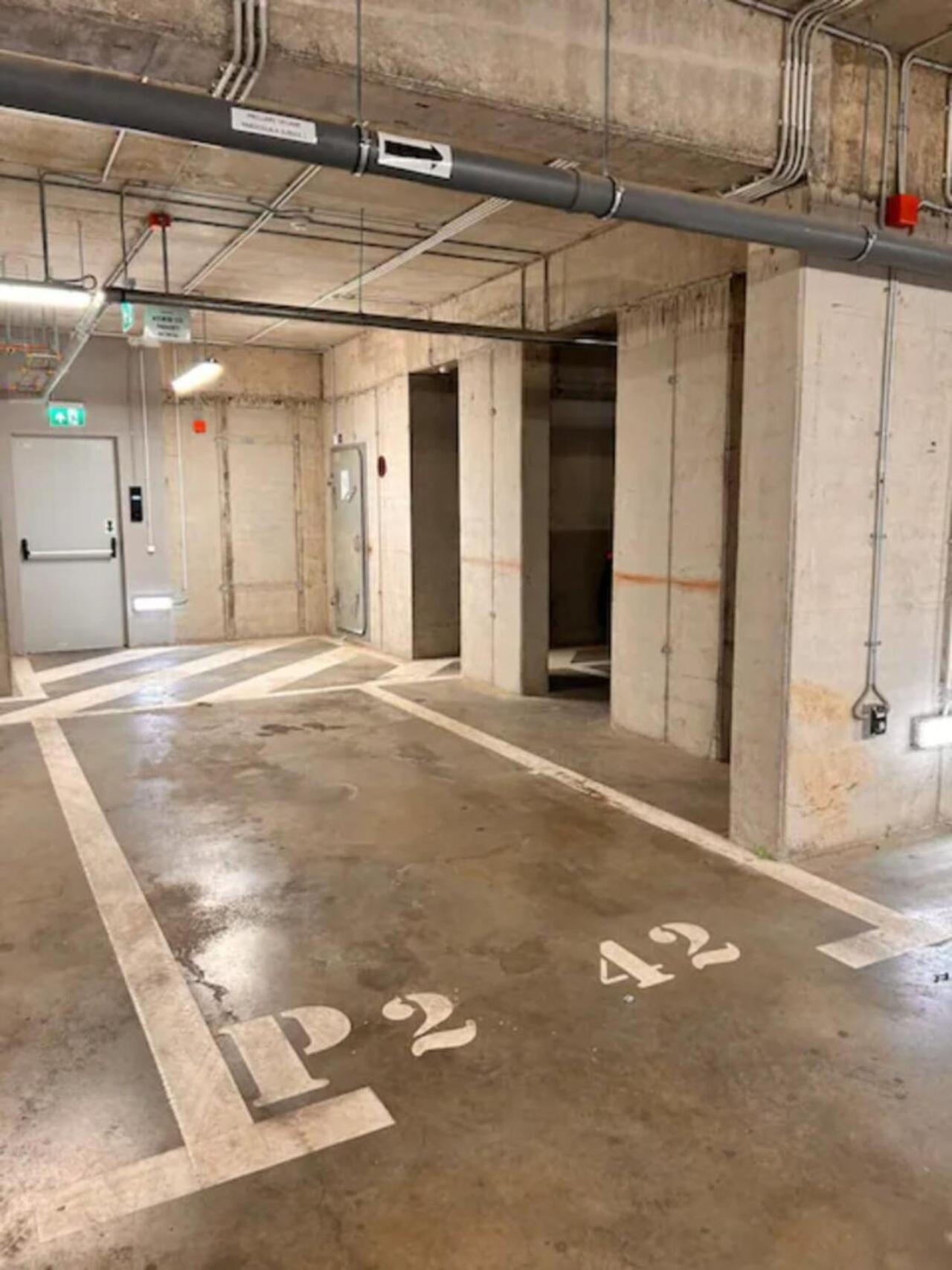 High-Rise Luxury Apartment With Free Parking Bukares Bagian luar foto