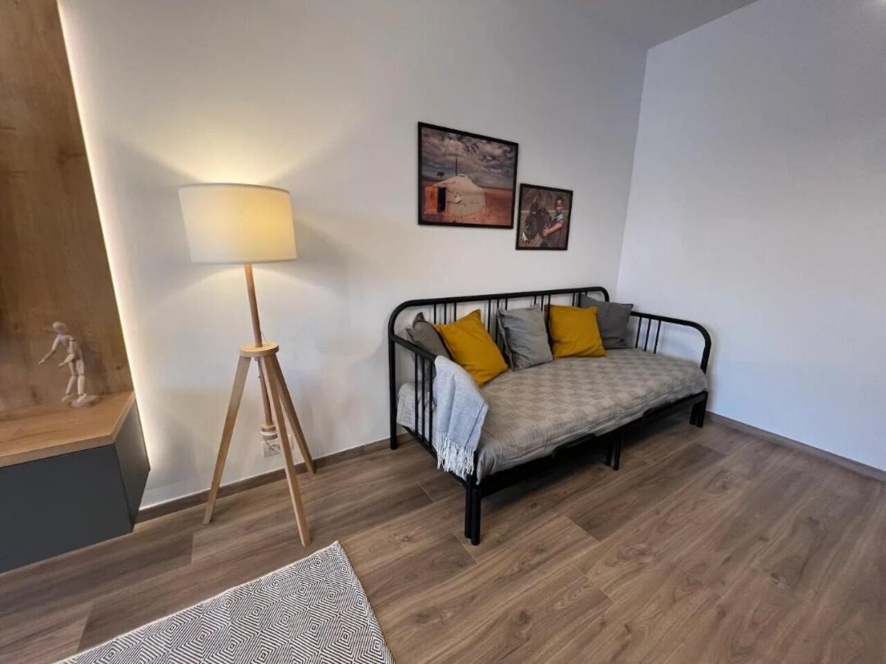 High-Rise Luxury Apartment With Free Parking Bukares Bagian luar foto