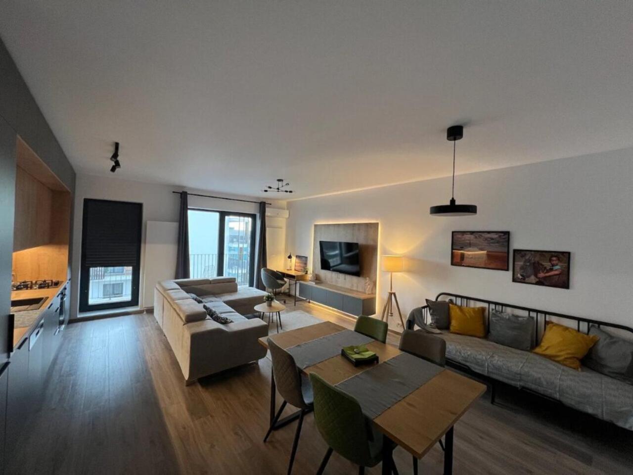 High-Rise Luxury Apartment With Free Parking Bukares Bagian luar foto