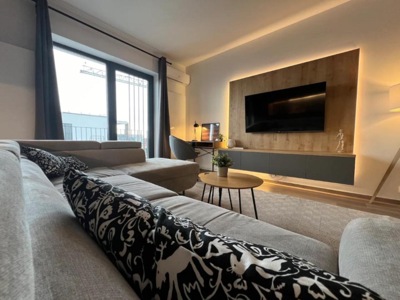 High-Rise Luxury Apartment With Free Parking Bukares Bagian luar foto