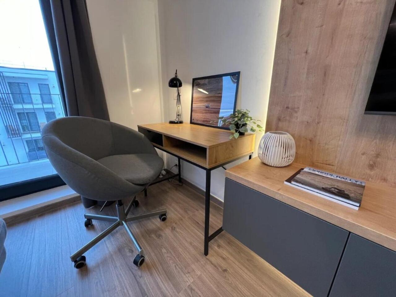High-Rise Luxury Apartment With Free Parking Bukares Bagian luar foto