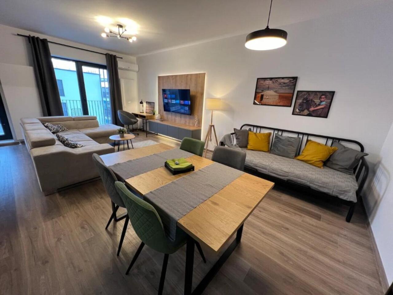 High-Rise Luxury Apartment With Free Parking Bukares Bagian luar foto