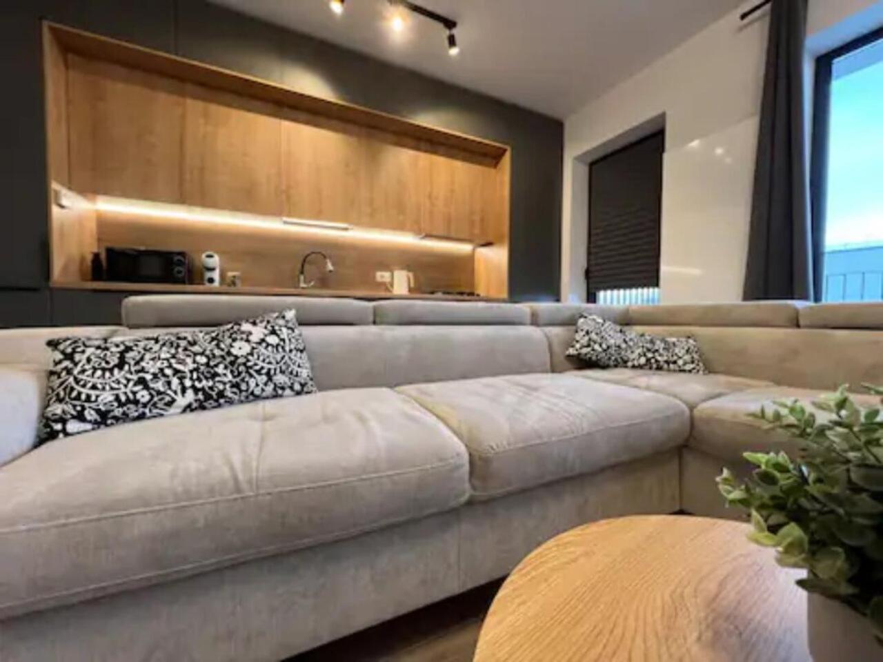 High-Rise Luxury Apartment With Free Parking Bukares Bagian luar foto