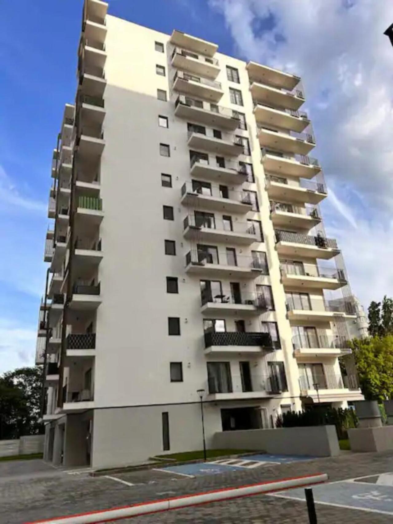 High-Rise Luxury Apartment With Free Parking Bukares Bagian luar foto