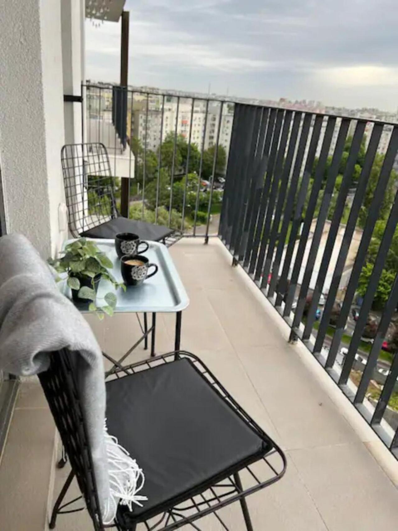 High-Rise Luxury Apartment With Free Parking Bukares Bagian luar foto