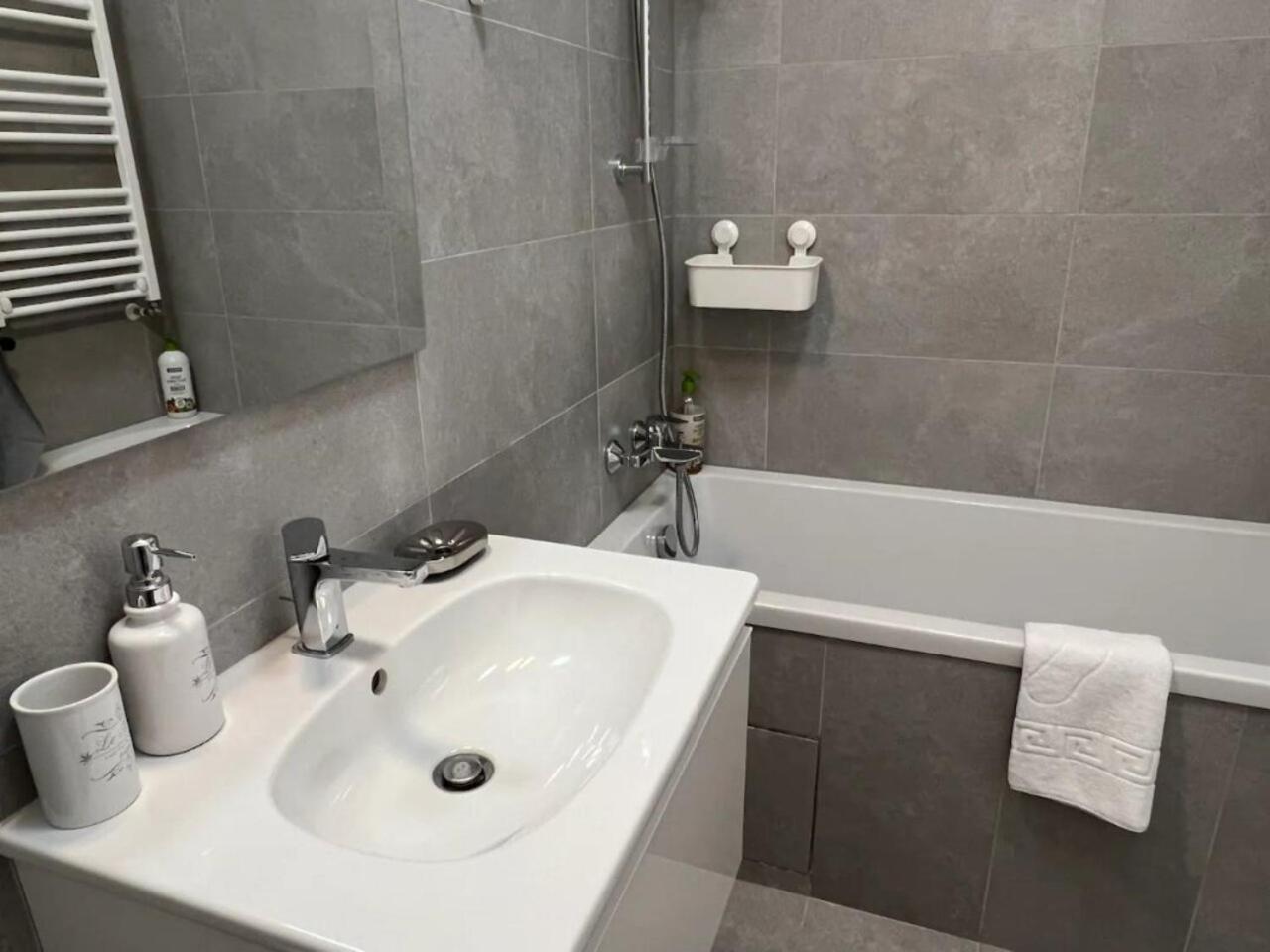 High-Rise Luxury Apartment With Free Parking Bukares Bagian luar foto
