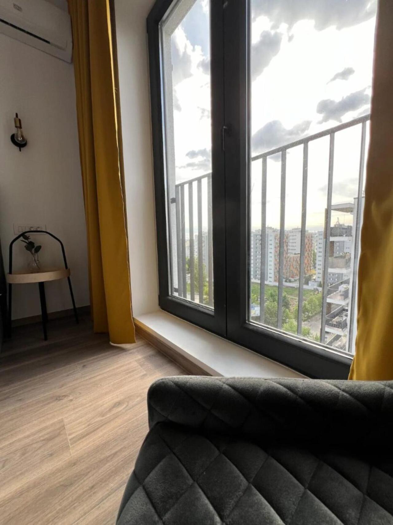 High-Rise Luxury Apartment With Free Parking Bukares Bagian luar foto