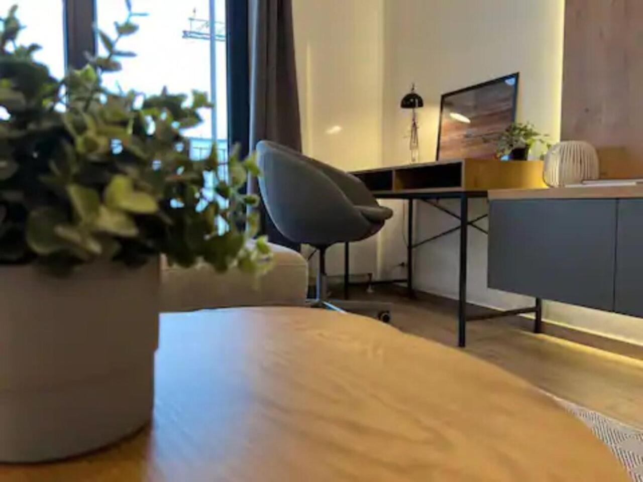 High-Rise Luxury Apartment With Free Parking Bukares Bagian luar foto
