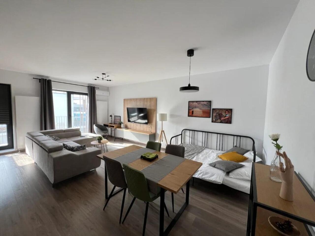 High-Rise Luxury Apartment With Free Parking Bukares Bagian luar foto