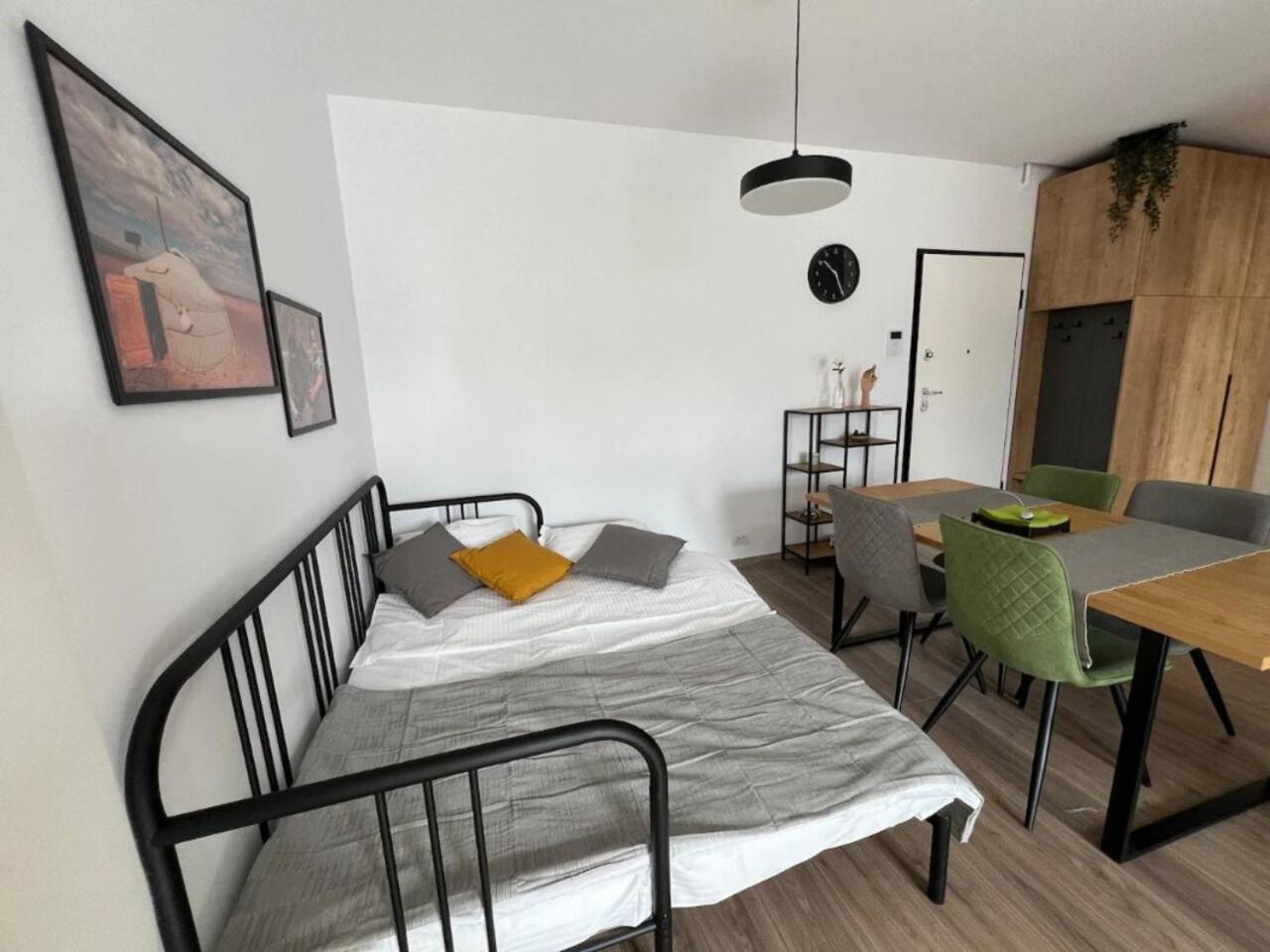 High-Rise Luxury Apartment With Free Parking Bukares Bagian luar foto