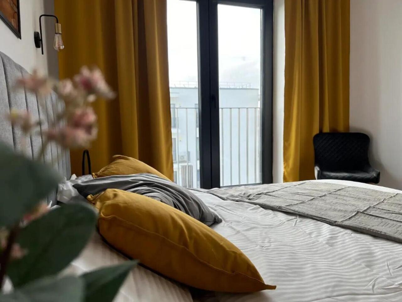 High-Rise Luxury Apartment With Free Parking Bukares Bagian luar foto