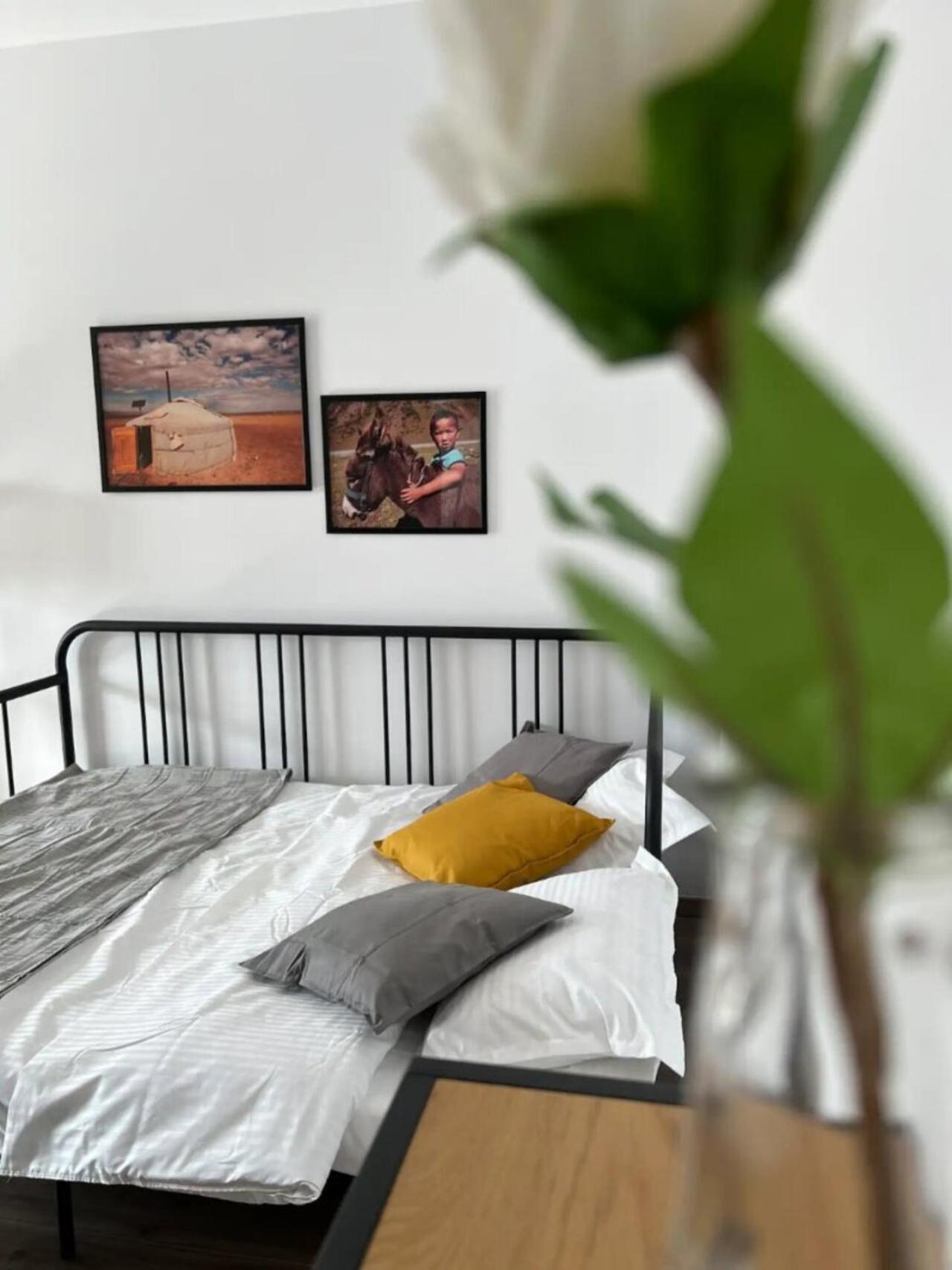 High-Rise Luxury Apartment With Free Parking Bukares Bagian luar foto