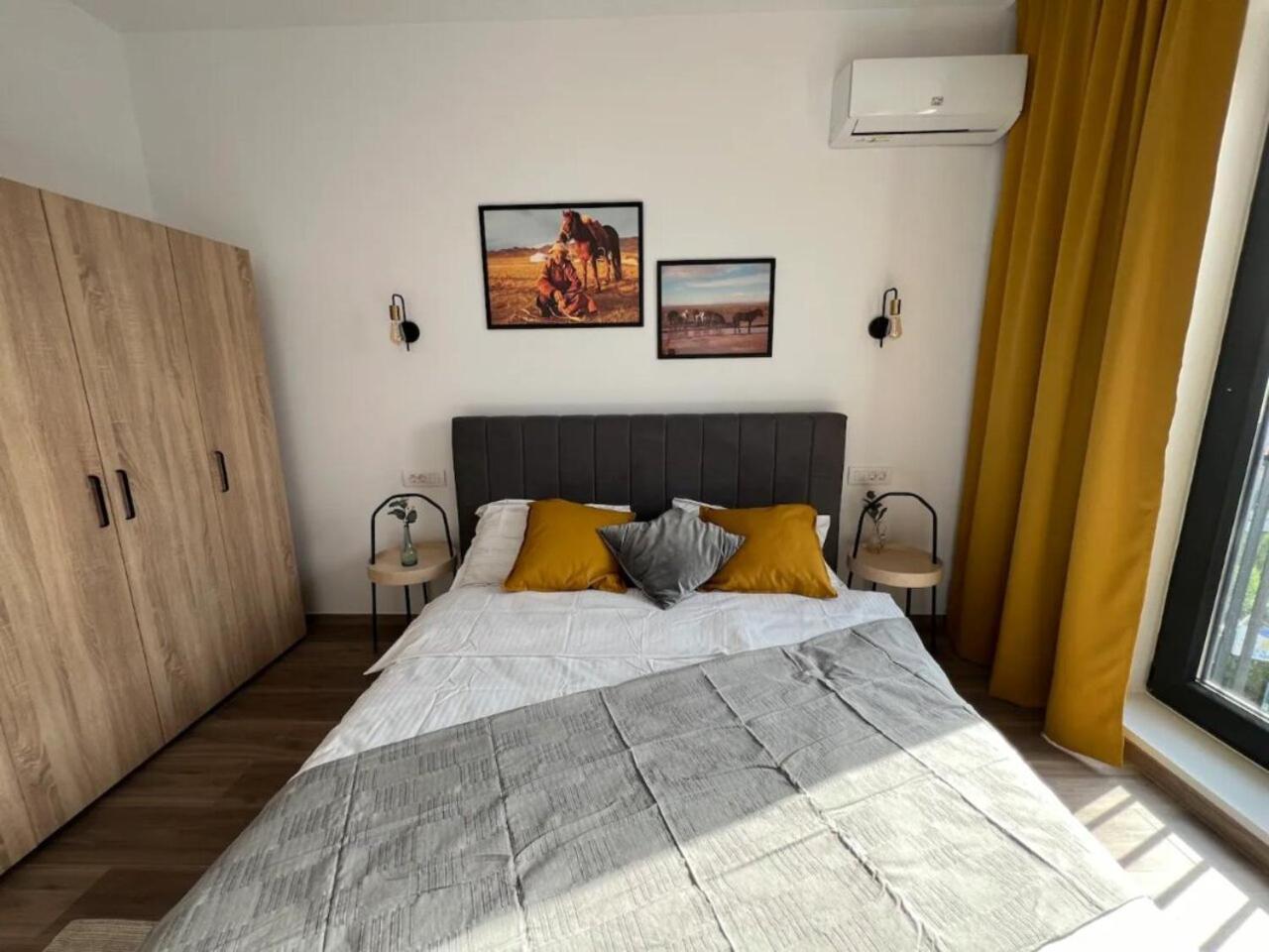 High-Rise Luxury Apartment With Free Parking Bukares Bagian luar foto