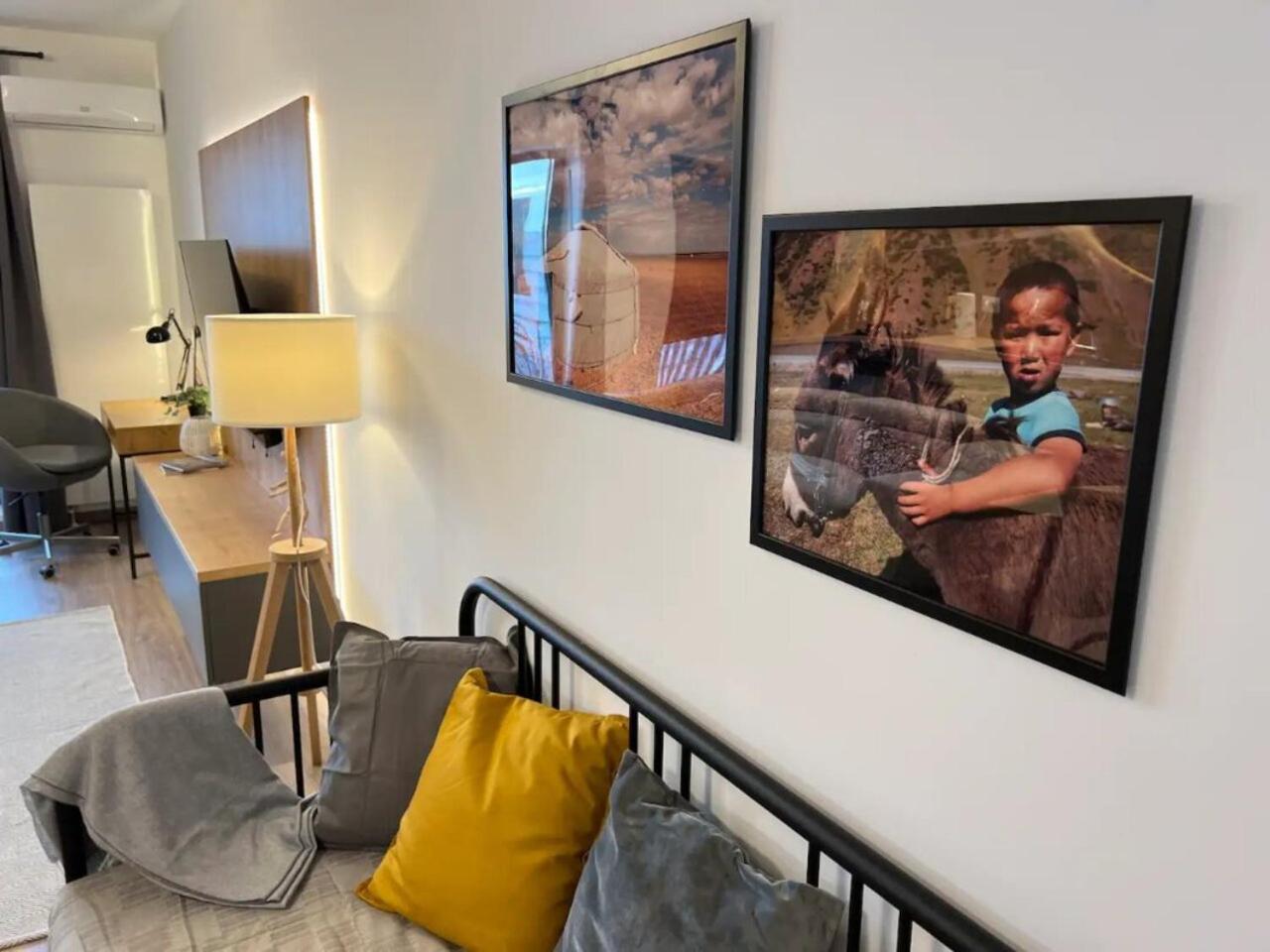 High-Rise Luxury Apartment With Free Parking Bukares Bagian luar foto
