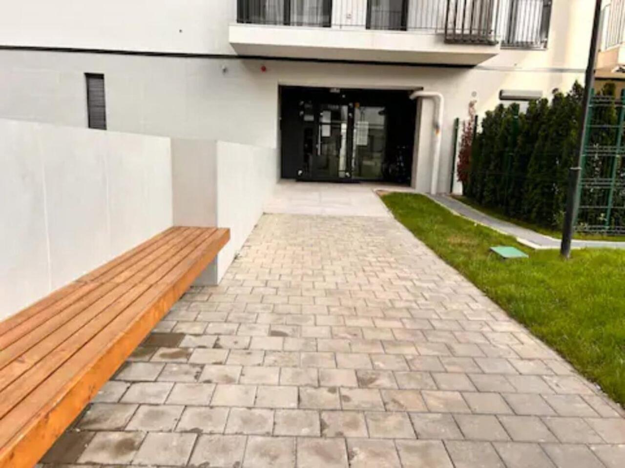 High-Rise Luxury Apartment With Free Parking Bukares Bagian luar foto