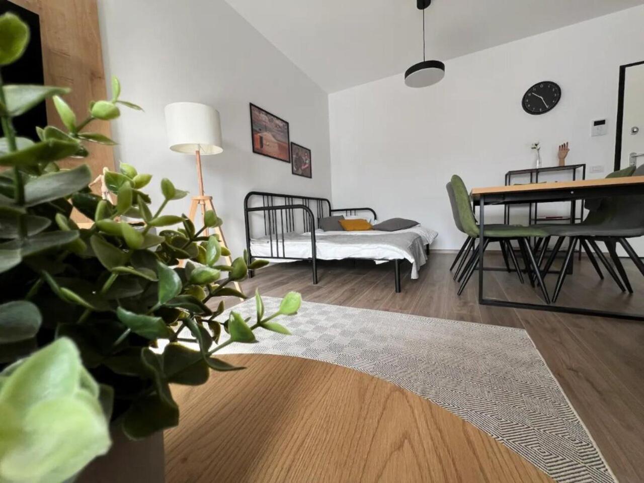 High-Rise Luxury Apartment With Free Parking Bukares Bagian luar foto