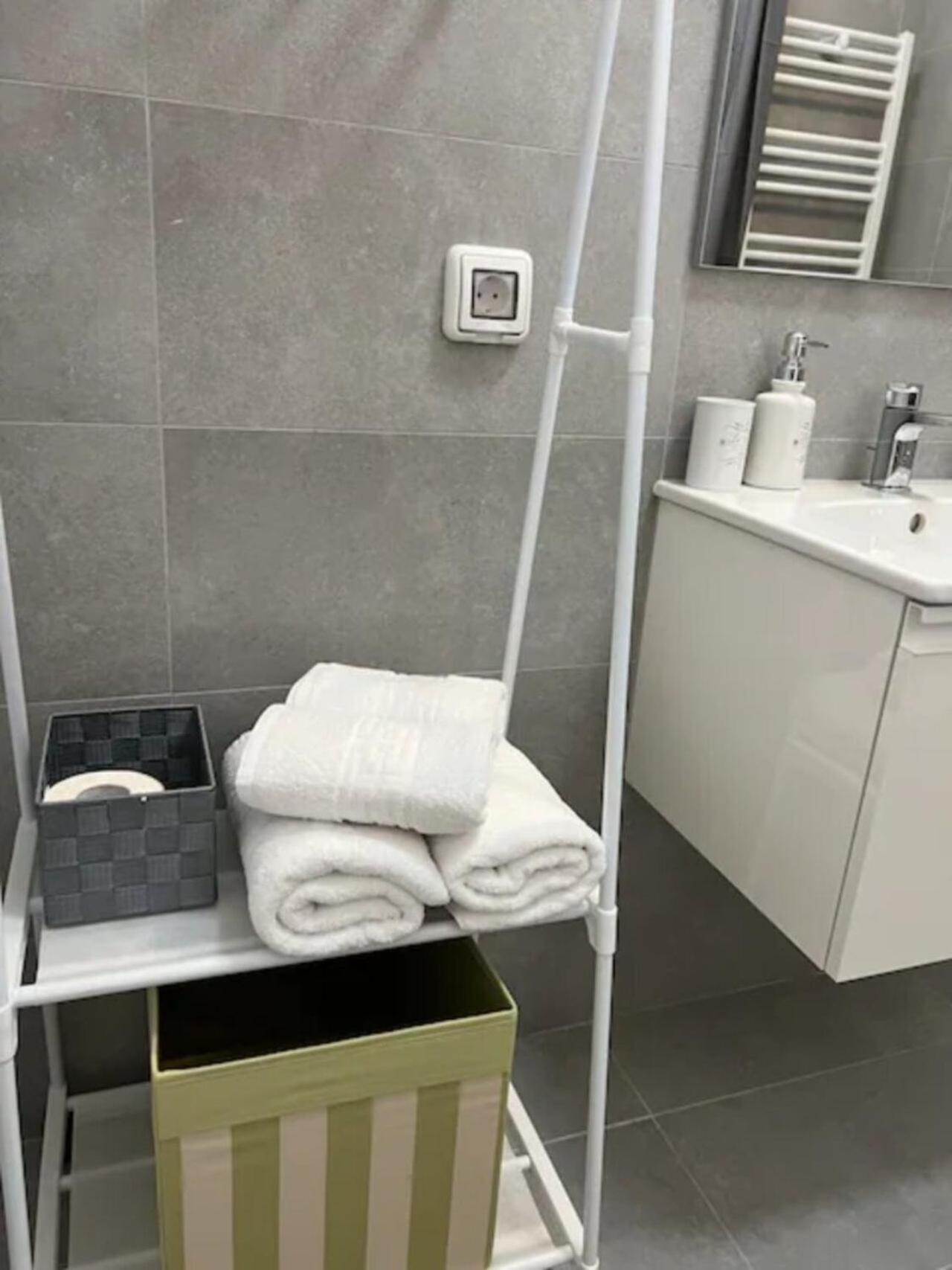 High-Rise Luxury Apartment With Free Parking Bukares Bagian luar foto