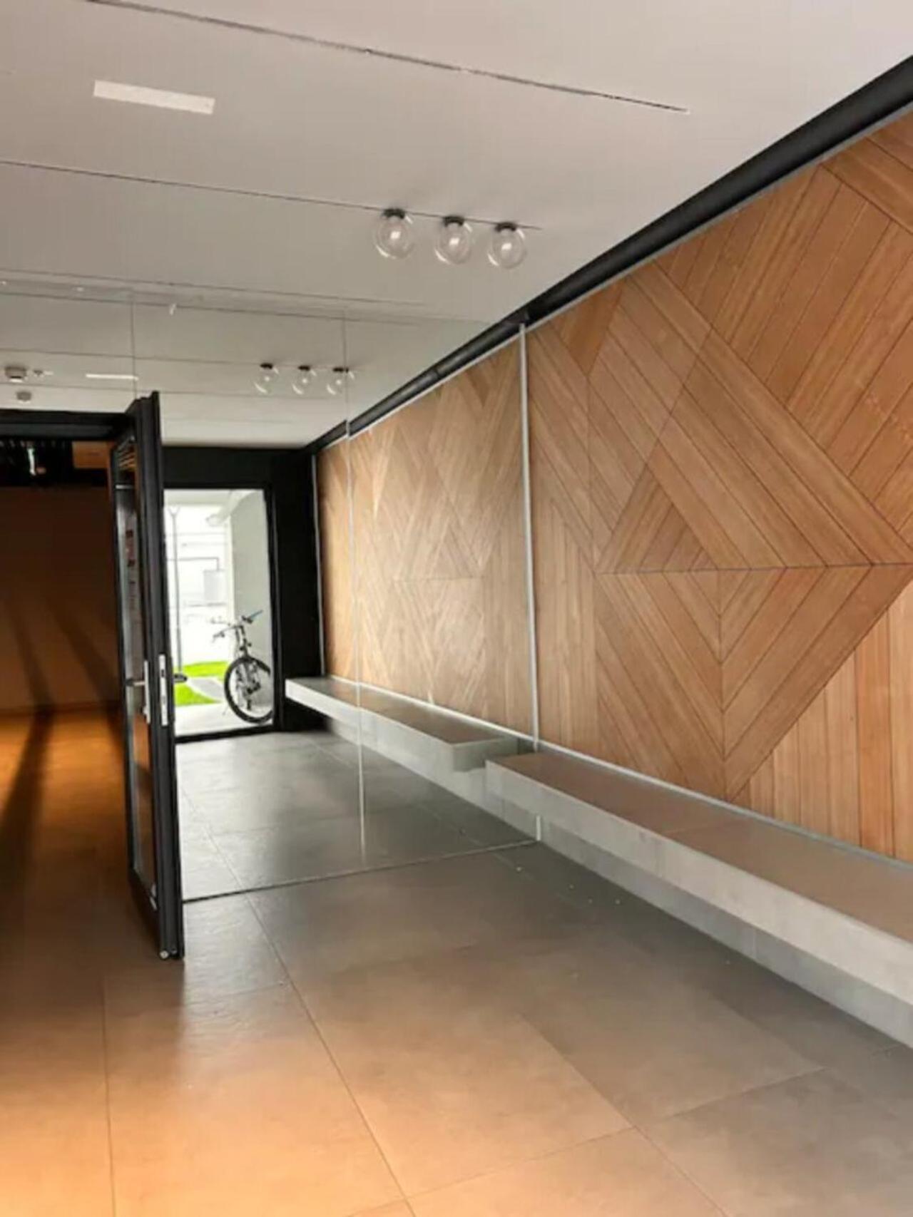 High-Rise Luxury Apartment With Free Parking Bukares Bagian luar foto