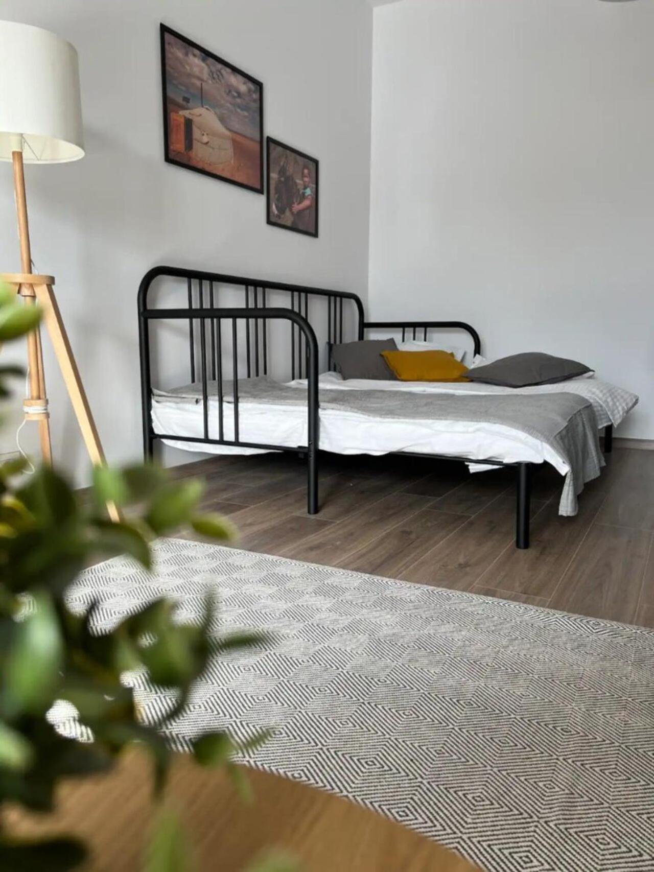 High-Rise Luxury Apartment With Free Parking Bukares Bagian luar foto