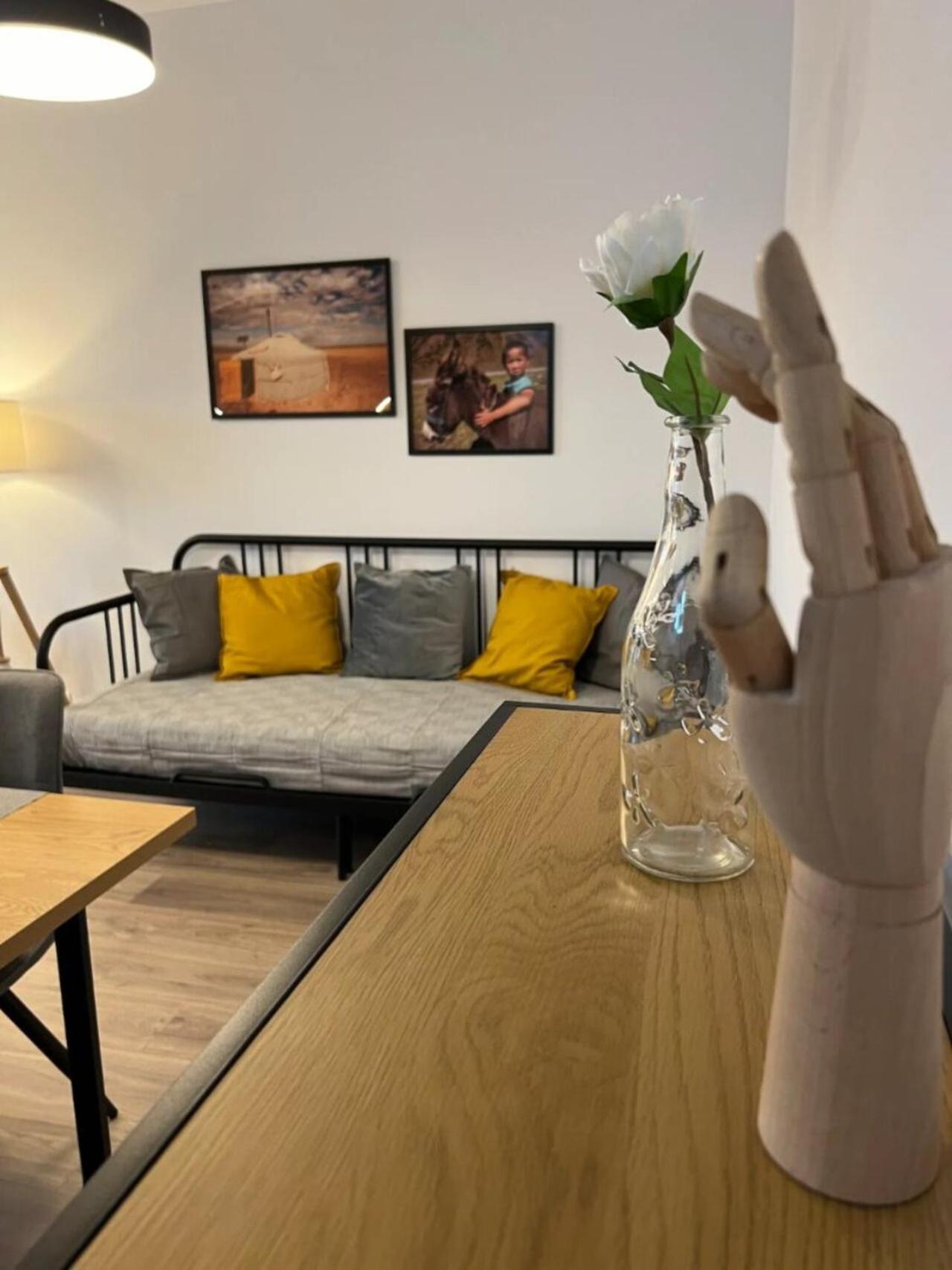 High-Rise Luxury Apartment With Free Parking Bukares Bagian luar foto